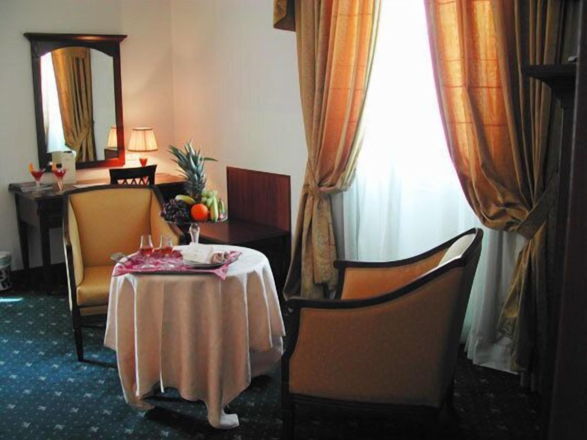 Grand Hotel Palace Marsala Ngoại thất bức ảnh A suite at the hotel