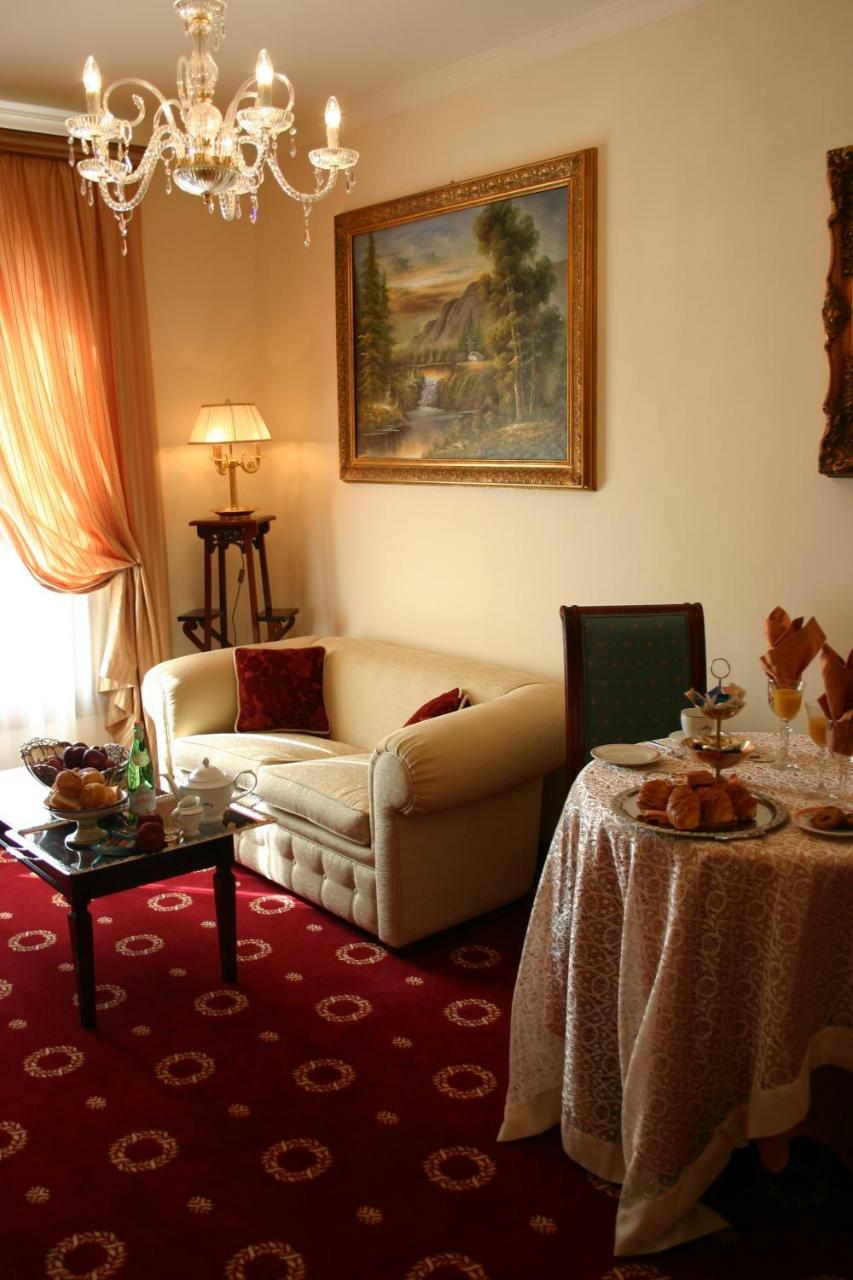 Grand Hotel Palace Marsala Ngoại thất bức ảnh A suite at the hotel